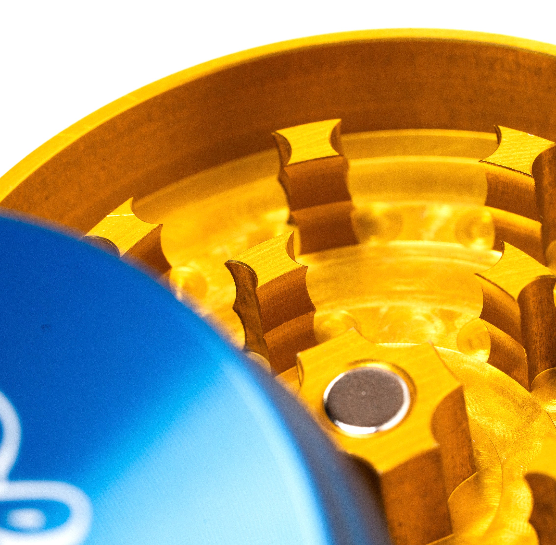 santa-cruz-shredder-cheech-chong-grinder-alu-2-parties-bleu-gold image 4